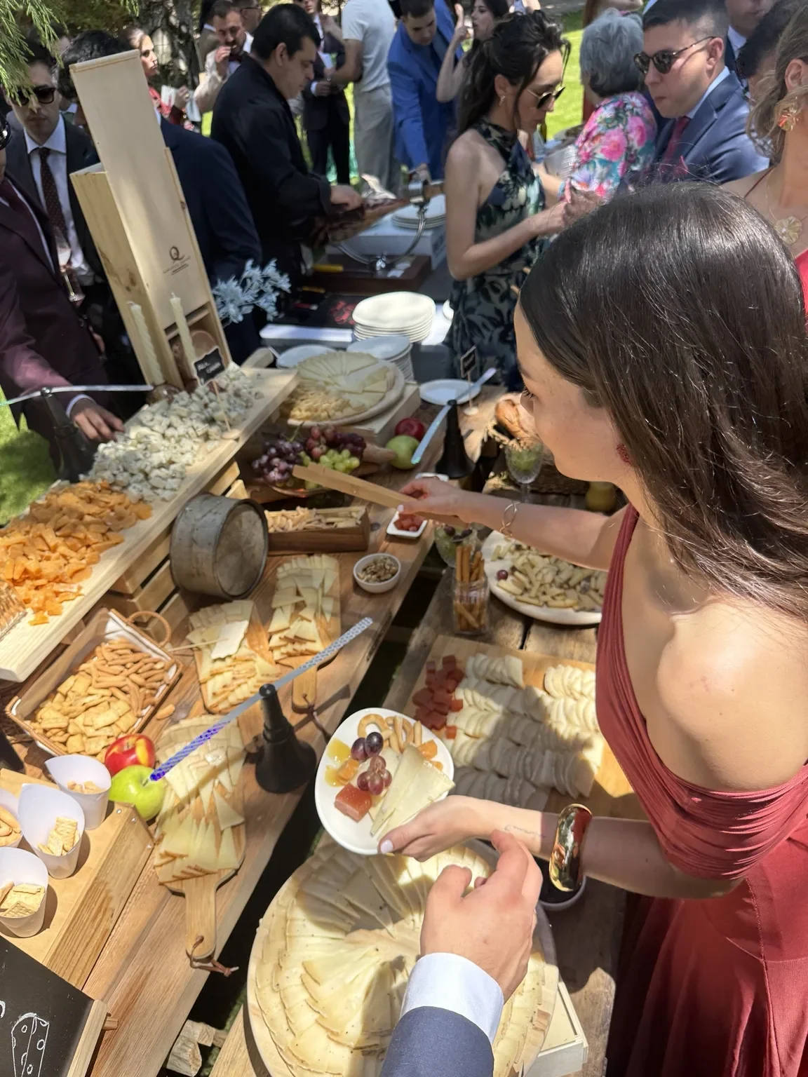 Detalle de una mesa de quesos para compartir